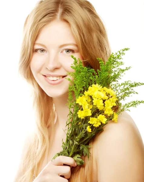 Mladá usměvavá žena s žluté tulipány — Stock fotografie