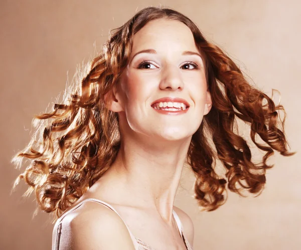 Belle jeune femme aux cheveux bouclés — Photo