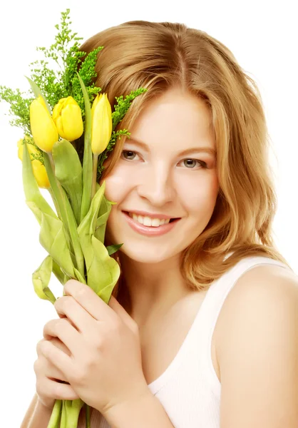 Giovane donna sorridente con tulipani gialli — Foto Stock