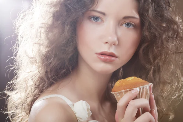 Девушка с тортом — стоковое фото