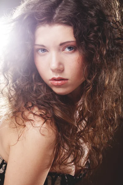 Mujer con pelos rizados — Foto de Stock