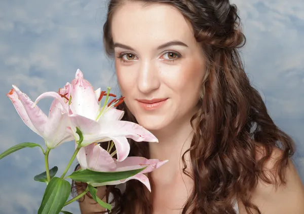Lily çiçekler ile güzel bir kadın — Stok fotoğraf