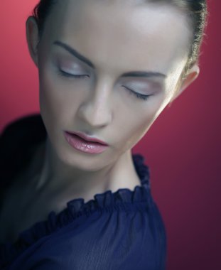 Taze makyajlı güzel bir kadın model.