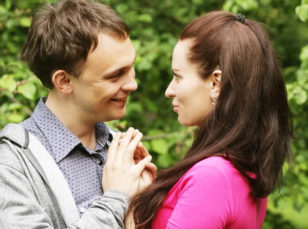 Joven hermosa pareja en un dulce beso de mejilla — Foto de Stock