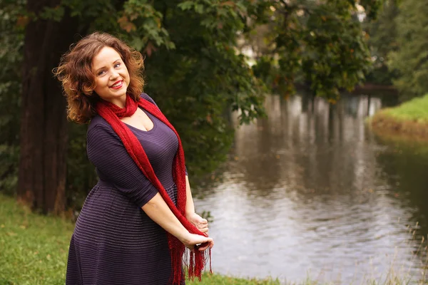 Moda donna felice vicino al fiume — Foto Stock