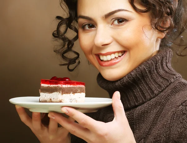Ung kvinna med en tårta — Stockfoto