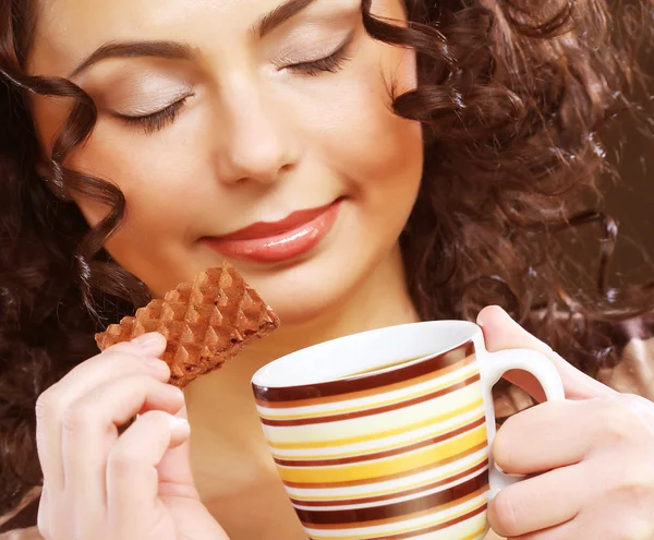 咖啡和饼干的女人 — 图库照片