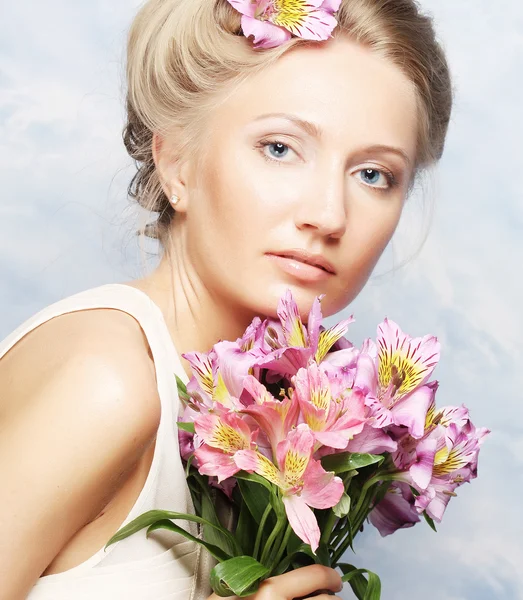 Mulher com flores rosa — Fotografia de Stock