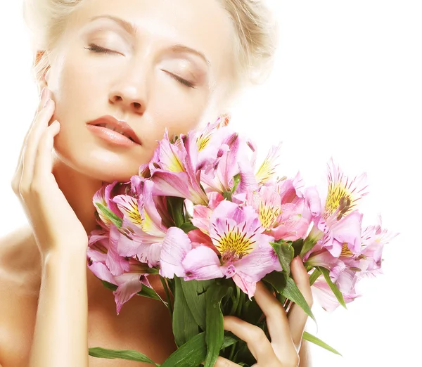 Mulher com flores rosa — Fotografia de Stock