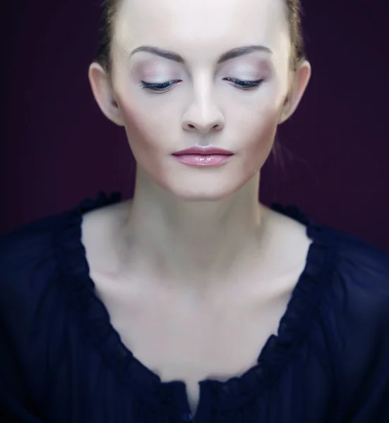 Krásná žena model s čerstvým denní make-up — Stock fotografie