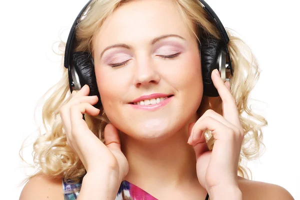 Cute młoda kobieta ze słuchawkami — Zdjęcie stockowe