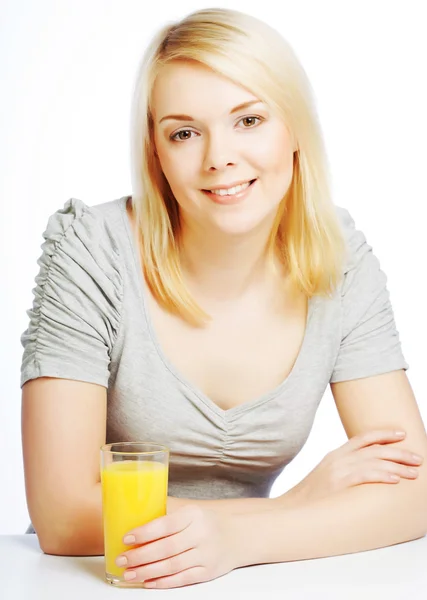 Donna con succo d'arancia su sfondo bianco — Foto Stock
