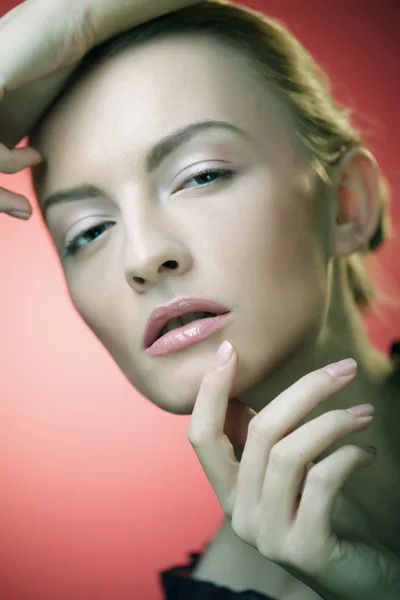 Hermosa mujer modelo con maquillaje diario fresco —  Fotos de Stock