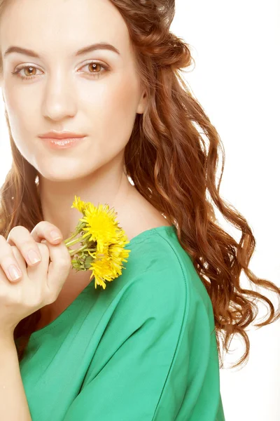 Donna con bouquet di tarassaco — Foto Stock