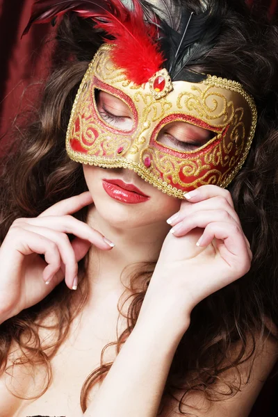 Genç kadın kırmızı, gizemli bir maske — Stok fotoğraf