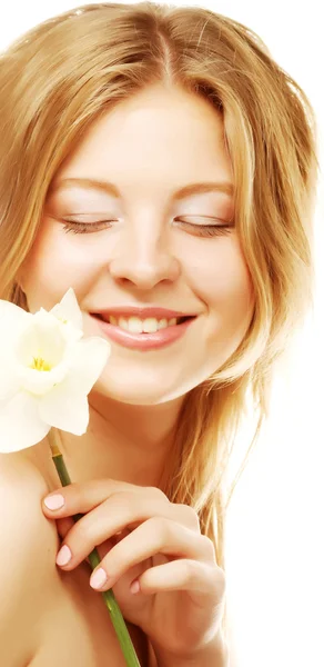 Menina sorrindo e com narciso flor — Fotografia de Stock