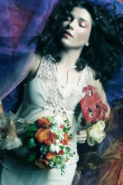 güzel gelin Organze üzerinde yatıyordu.