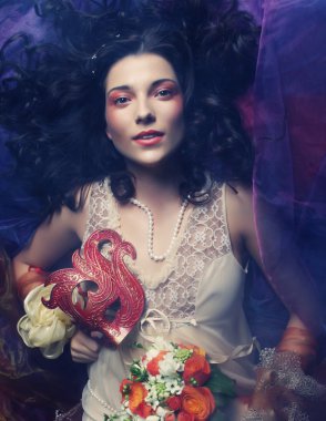 güzel gelin Organze üzerinde yatıyordu.