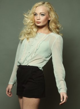 Stüdyoda poz veren manken.