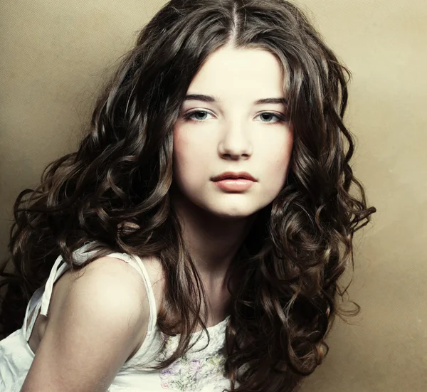 Imagem de bela jovem com cabelo encaracolado — Fotografia de Stock