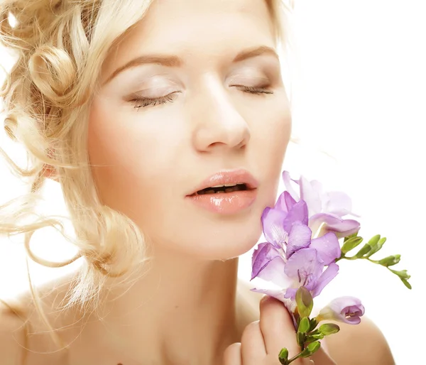Mooie vrouw met lila bloem — Stockfoto