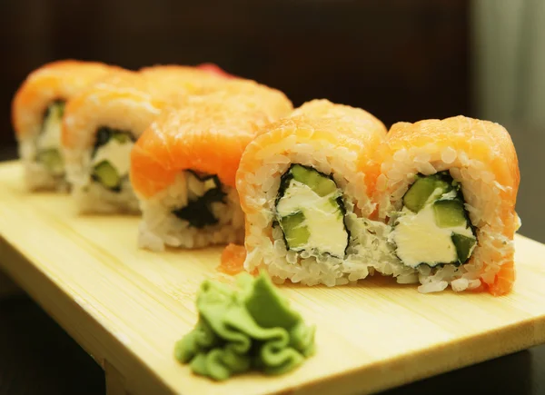 Japońskie sushi serwowane na desce — Zdjęcie stockowe