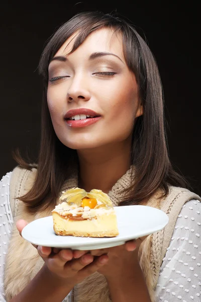 Bella giovane donna con una torta — Foto Stock