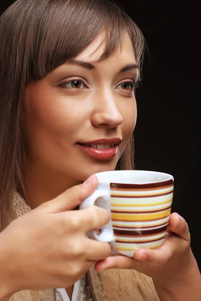 Kaunis nainen juo kahvia — kuvapankkivalokuva