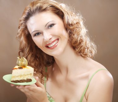 lezzetli pasta kadar tutan genç kadın