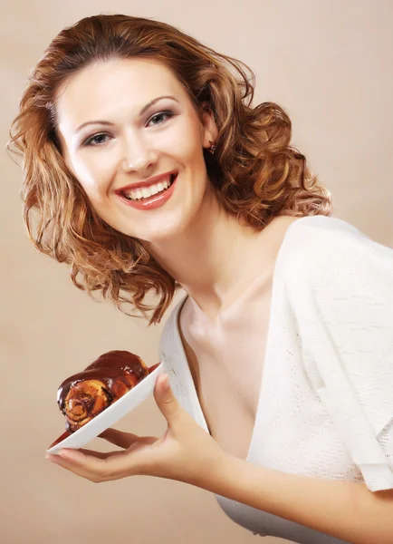 Lachende vrouw met cake — Stockfoto