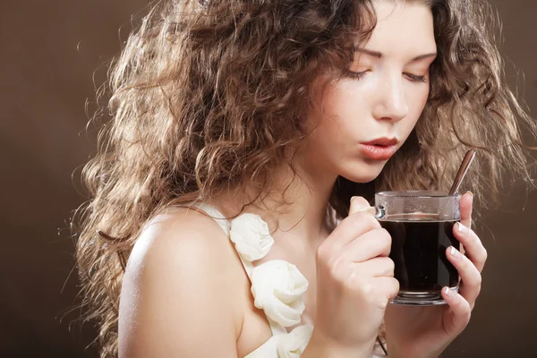 Mulher bebendo café — Fotografia de Stock