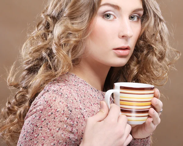 Joven bonita mujer bebiendo café — Foto de Stock