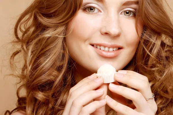 Kobieta jedzenie cukierków — Zdjęcie stockowe