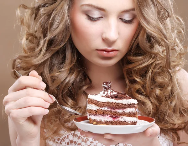 漂亮的女人和一个蛋糕 — 图库照片