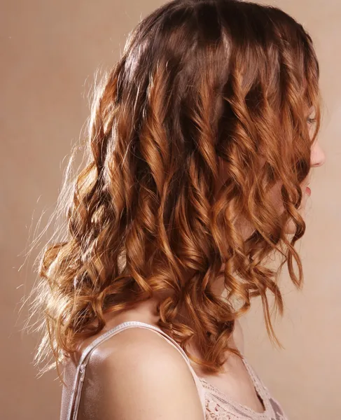 女性赤巻き毛 - 背面図 — ストック写真