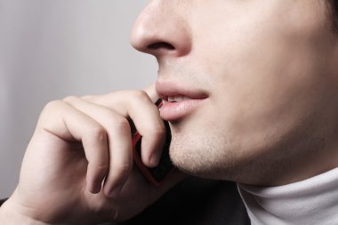 telefon görüşmesi genç iş adamı