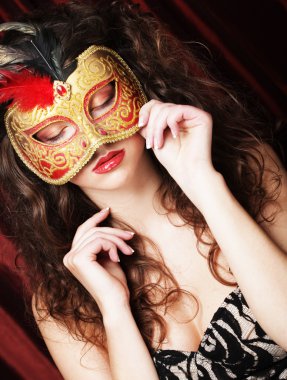 genç kadın kırmızı, gizemli bir maske