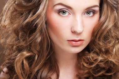 Kıvırcık saçlı genç kadın.