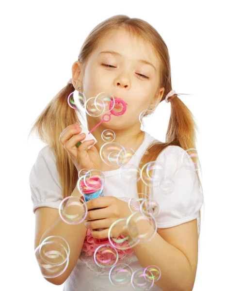 Roliga vackra lilla flicka blåser såpbubblor — Stockfoto