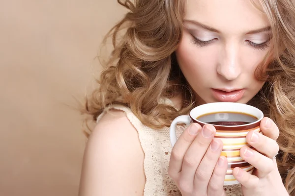 Jovem mulher bonita beber café — Fotografia de Stock