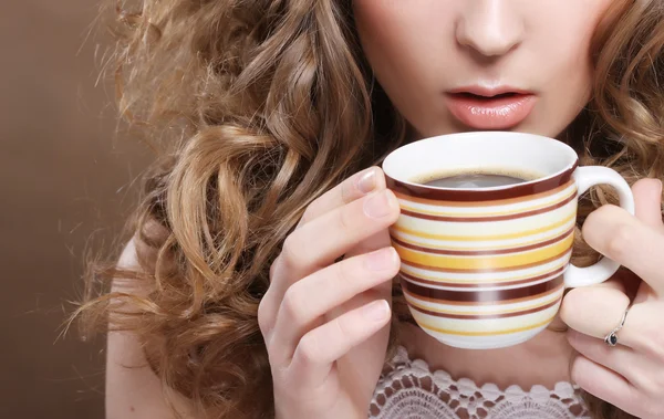 Mladá krásná žena, pití kávy — Stock fotografie
