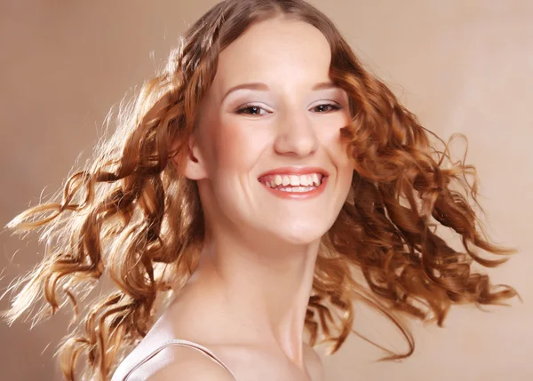 Wanita muda cantik dengan rambut keriting. — Stok Foto