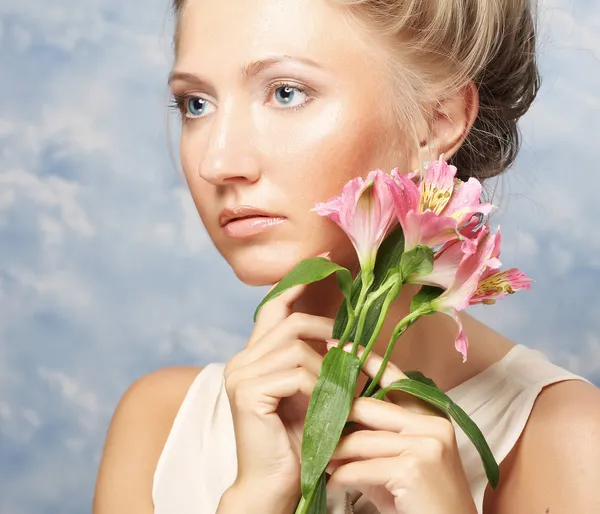 Jovem mulher bonita com flor rosa — Fotografia de Stock