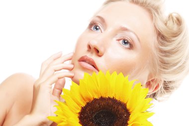Ayçiçeği ile mutlu bir kadın