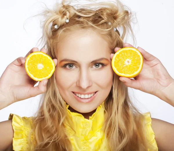 Portret op jonge en gezonde vrouw met oranje — Stockfoto