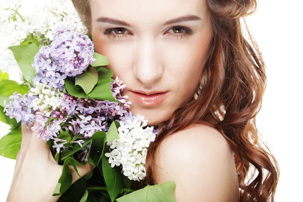 Frühlingsmädchen mit lila Blüten. — Stockfoto