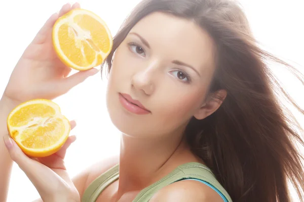 Femme avec des oranges dans ses mains — Photo