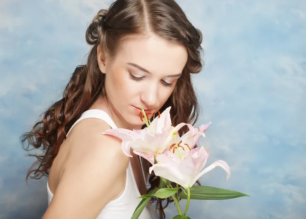 Bella donna con un giglio fiori — Foto Stock