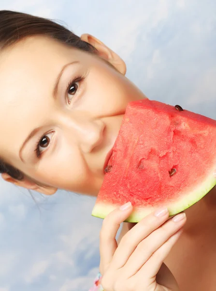 Kvinna anläggning vattenmelon — Stockfoto