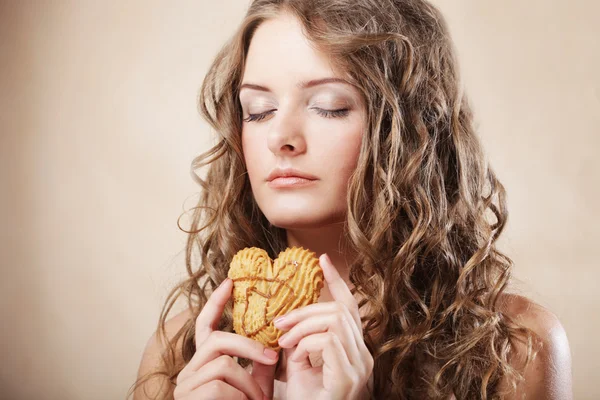 Skönhet flicka med cookie — Stockfoto